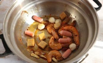 食材用水焯熟或用油炸熟：把蔬菜清洗干净后切成块或段，然后分别把肉和蔬菜用水焯熟或者用油炸熟，捞起备用。