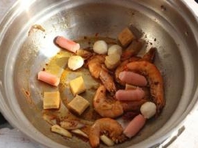 食材用水焯熟或用油炸熟：把蔬菜清洗干净后切成块或段，然后分别把肉和蔬菜用水焯熟或者用油炸熟，捞起备用。