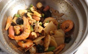 加入肉类和蔬菜翻炒均匀