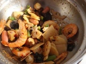 加入肉类和蔬菜翻炒均匀