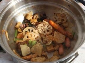 用大碗盛出，可适量洒上芝麻和香菜。
