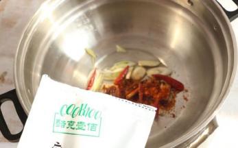 油入锅加热，下蒜瓣、干辣椒段、COOK100麻辣香锅料炒香