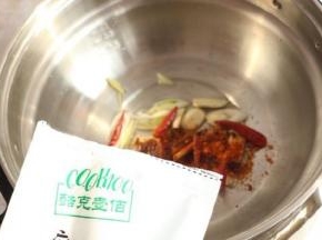 油入锅加热，下蒜瓣、干辣椒段、COOK100麻辣香锅料炒香