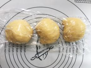 取出面团，分成三等份，加盖保鲜膜醒面15分钟