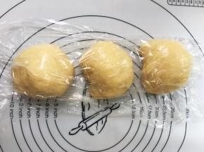 取出面团，分成三等份，加盖保鲜膜醒面15分钟