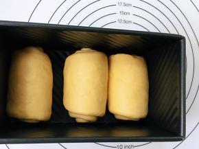 全部整好型，码放进吐司模具中