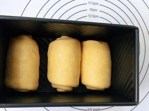 全部整好型，码放进吐司模具中