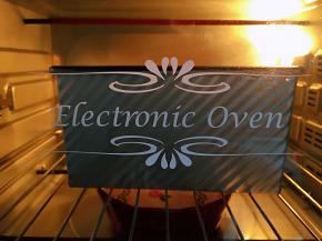 个人习惯，低温烘焙，烤箱调至160度，放在底层，烤制40～45分钟