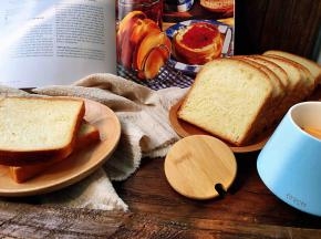 切片，口感细腻的经典奶香吐司开吃吧！