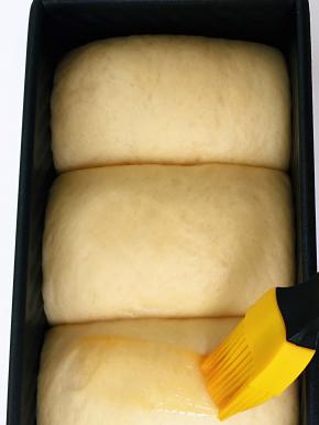 发至模具的八分满，取出，刷一层薄薄的蛋液