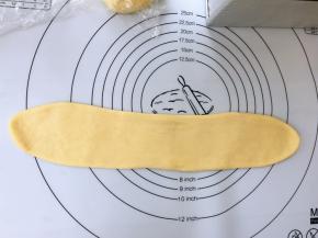 取一块面团搓成长条，擀成长椭圆型