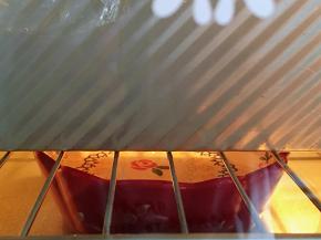 烤箱底部放一碗热水，保持烤箱内部的温度，吐司一发约70分钟