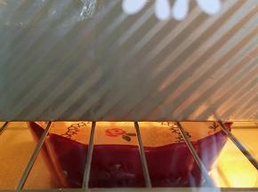 烤箱底部放一碗热水，保持烤箱内部的温度，吐司一发约70分钟