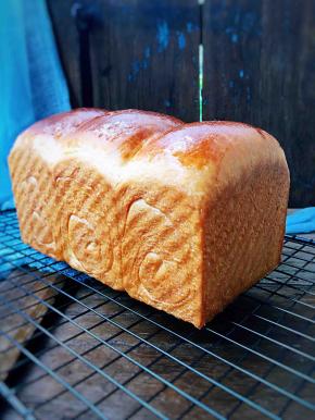 出炉，立即脱模，放在网架晾凉