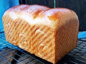 出炉，立即脱模，放在网架晾凉