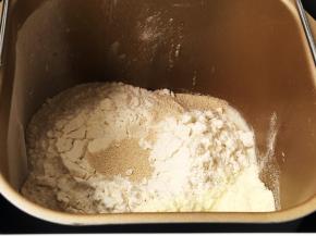 依据先流质后粉类的循序，依次加入搅拌桶内。