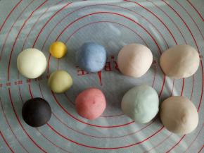 主材料混合均匀，揉成光滑的面团后，分别揉出1个40克的淡蓝色面团，3个40克的肉粉色面团，1个15克的黑色面团，1个15克的红色面团，1个5克的黄色面团，1个15克的深蓝色面团，剩下的白面团备用