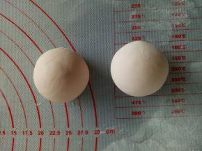 40克的面团分别整形滚圆做身体(图片只拍了两个，其他两个没上镜)