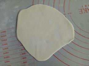 白色面团擀薄片