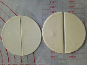 用合适的模具压两个圆，再从中间分开