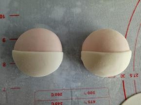 把白色半圆片贴到身体上