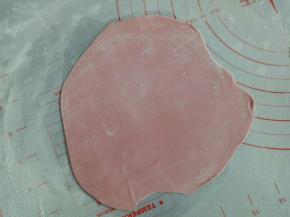 红色面团擀薄片