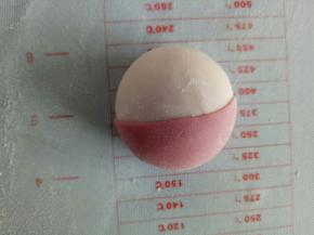 红色面片也压个半圆，贴到第二个身体上