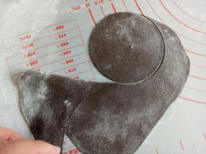 黑色面团擀薄片，压圆