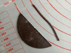 切个半圆，再顺便切两个细条，切两个哈，我只拍了一个细条