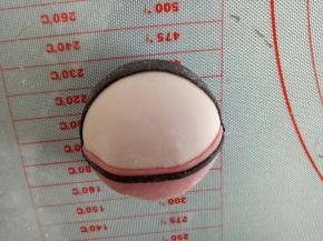 黑色半圆贴身体上方，黑色细条贴边缘，上面也贴哦