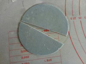 蓝色面团擀薄片，压圆，分成两半