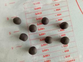 黑色面团分别取8个1.5克，滚圆