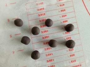 黑色面团分别取8个1.5克，滚圆