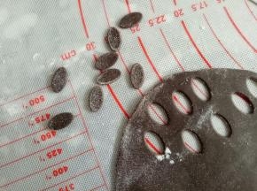 剩下的擀薄片，压出眼睛来，没有模具的可以用手搓成梭状再压扁