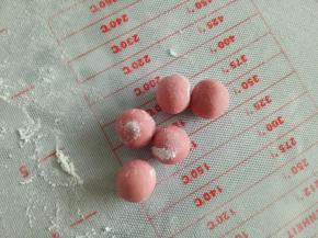 红色面团也搓6个1.5克的小圆球，黄色的搓两个，蓝色的也搓两个，这里就不一一拍照了