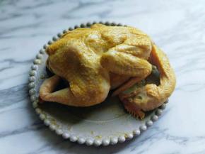 .戴上食品手套，将盐焗粉均匀涂抹在整个身体，包括鸡肚子里面和鸡爪。