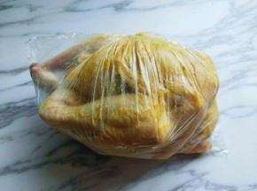 装入食品袋中，放入冰箱冷藏腌制一夜。(这样会更加入味)