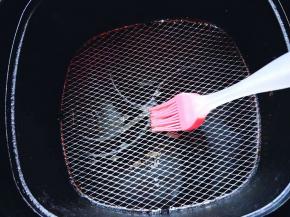 将空气炸锅的炸网上刷少许食用油！