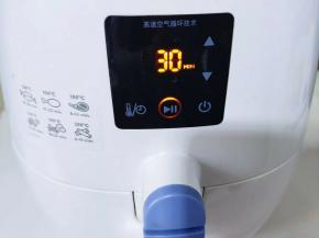 启动空气炸锅30分钟，30分钟后刷一层玉米油在鸡身上，继续启动空气炸锅，15分钟即可出锅！