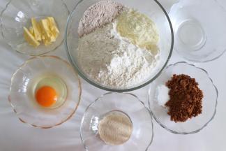 准备好面包体所用的食材，其中全麦粉可以等量替换成低筋面粉。