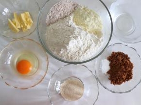 准备好面包体所用的食材，其中全麦粉可以等量替换成低筋面粉。