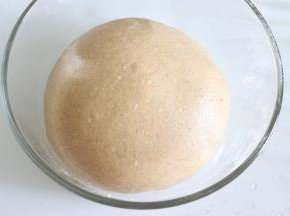除黄油外的材料混合，揉面到扩展阶段后，加入黄油，直到完全阶段即可。状态就是面团可以拉出比较结实的大片的面膜。盖好盖子，放到温暖的地方进行发酵。