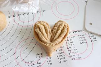 从切开的部位往外翻一下，就做成了心的形状。