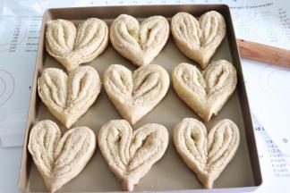 所有的都这样制作，摆放到烤盘中。放到温暖的地方，进行2次发酵，大约时间20分钟,1.5倍大即可。