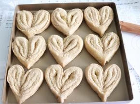 所有的都这样制作，摆放到烤盘中。放到温暖的地方，进行2次发酵，大约时间20分钟,1.5倍大即可。