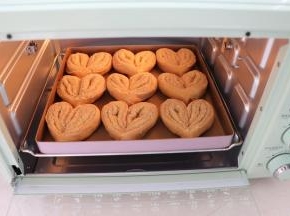 提前10分钟预热烤箱，上火185度，下火160度，放置到底层，烤20分钟。