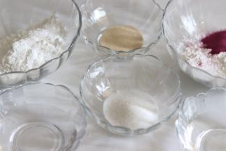 粘米粉、糖、干酵母，都等分到2个容器，其中一个加入紫薯粉。如果不用紫薯粉的话，直接混合起来发酵就可以了。