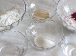 粘米粉、糖、干酵母，都等分到2个容器，其中一个加入紫薯粉。如果不用紫薯粉的话，直接混合起来发酵就可以了。