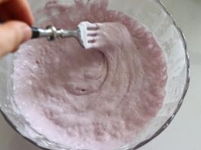 表面有很多泡泡，就说明发酵好了，搅拌一下。