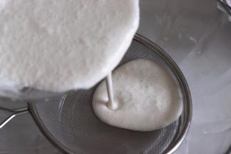 这里最好过一次细筛子，可以把第一次发酵的气泡过滤掉，可以先过滤白色的米糊，再过滤紫色。